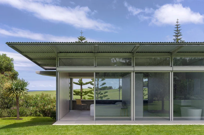 Una casa de acero prefabricado con un espectacular jardín y vistas a la costa de Australia