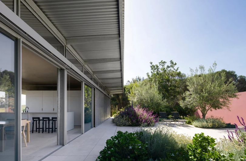 Con grandes ventanales para disfrutar del exterior