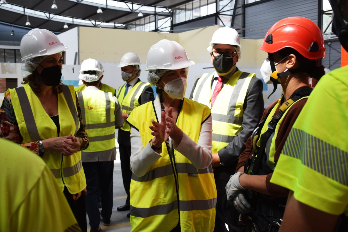 La ministra de Educación, Isabel Celaá, durante su visita a las instalaciones a un centro de formación