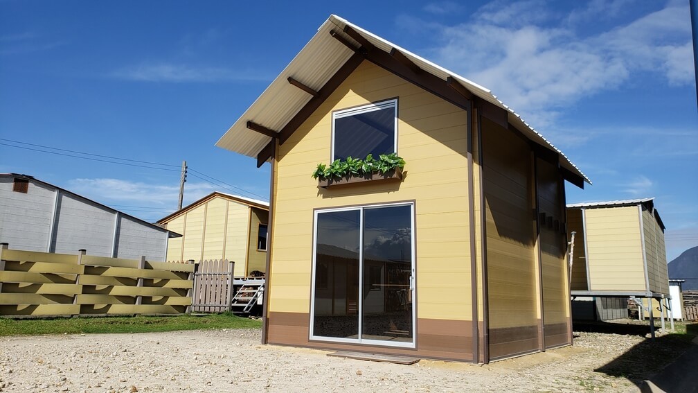 Casas prefabricadas hechas con cáscaras de café: reciclan residuos cafeteros para hacer viviendas sociales sostenibles