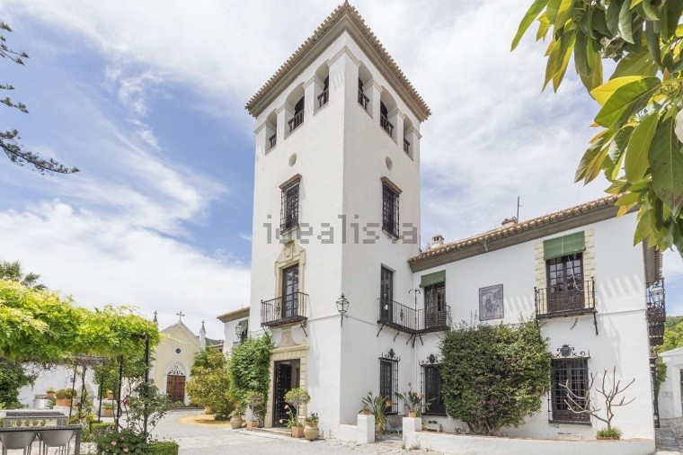 A la venta un espectacular caserón del siglo XV en Granada con capilla, jardines árabes y vistas a un valle