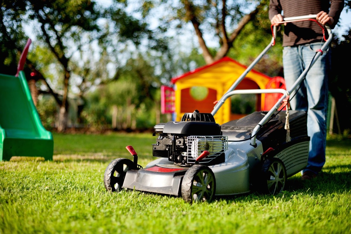 lawn-mower-2127637_1280_1