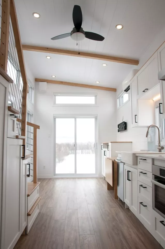 Con escaleras y salida al exterior