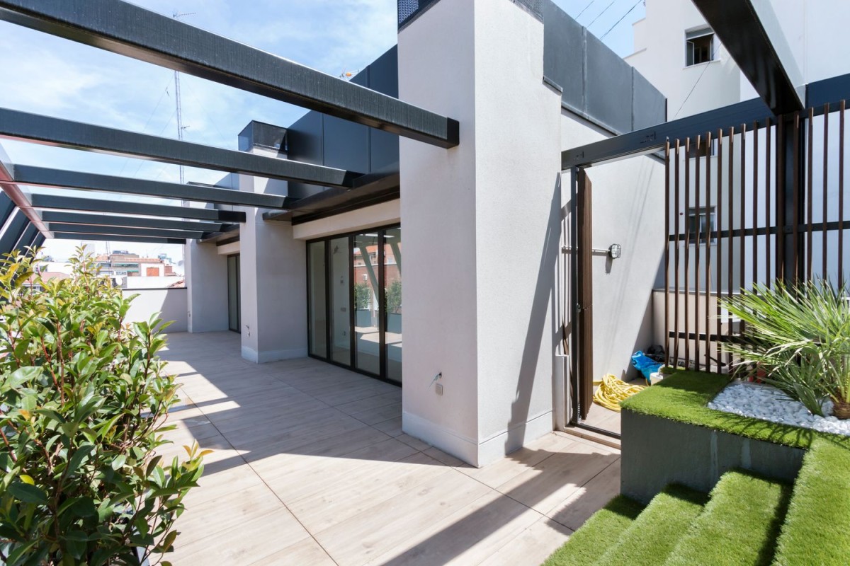 Além de ter uma piscina, também há muito espaço para refeições ao ar livre