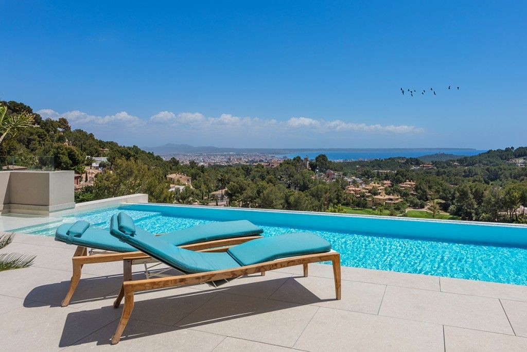 La villa ha una bellissima piscina con vista sulla città e sulla baia