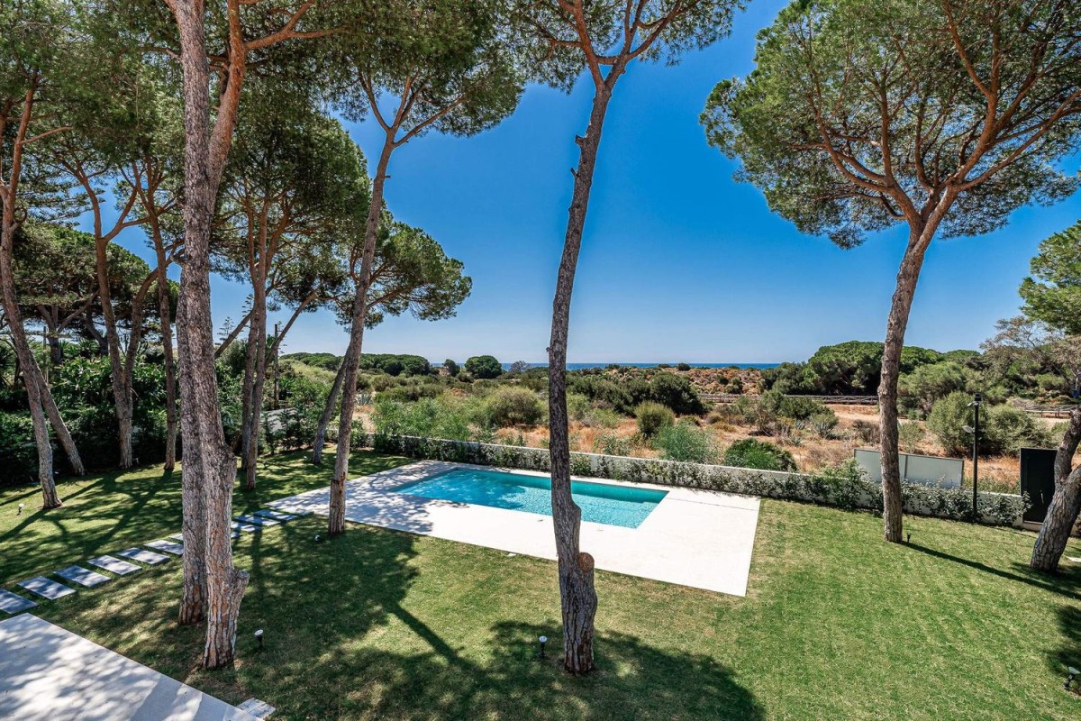 Garten mit Pool und Meerblick