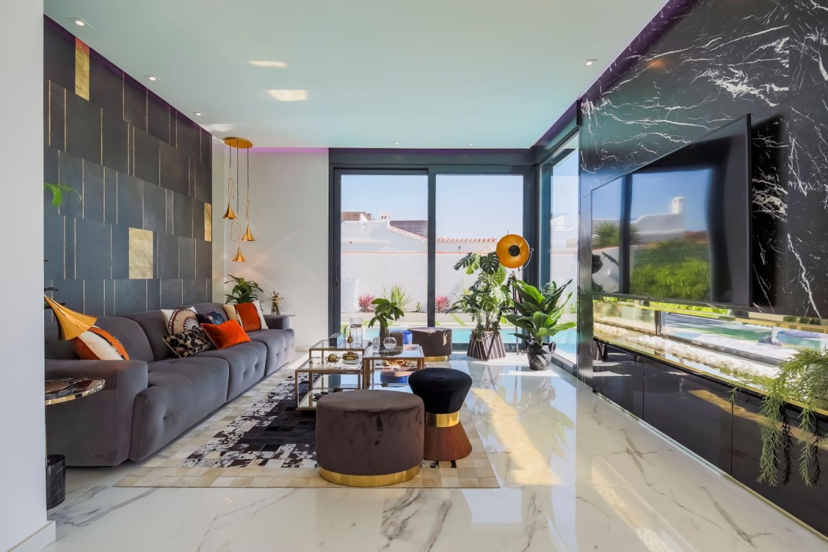 Der Hauptwohnbereich verfügt über mehrere luxuriöse Designmerkmale