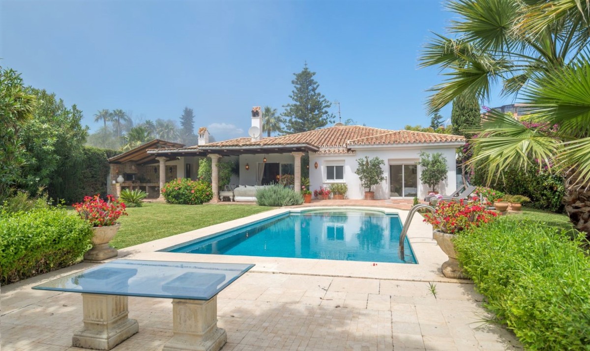 Diese Villa steht in Estepona zum Verkauf