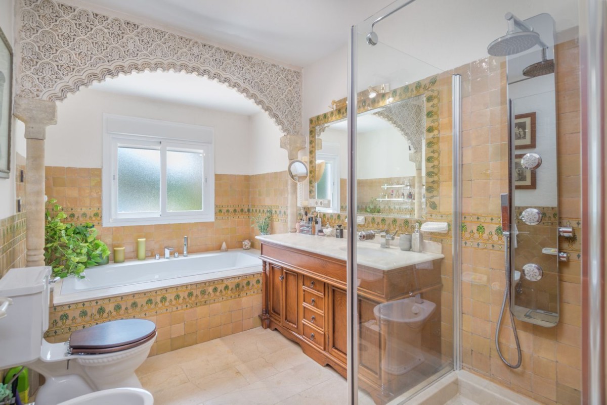 Die Badezimmer verfügen über einzigartige architektonische Merkmale