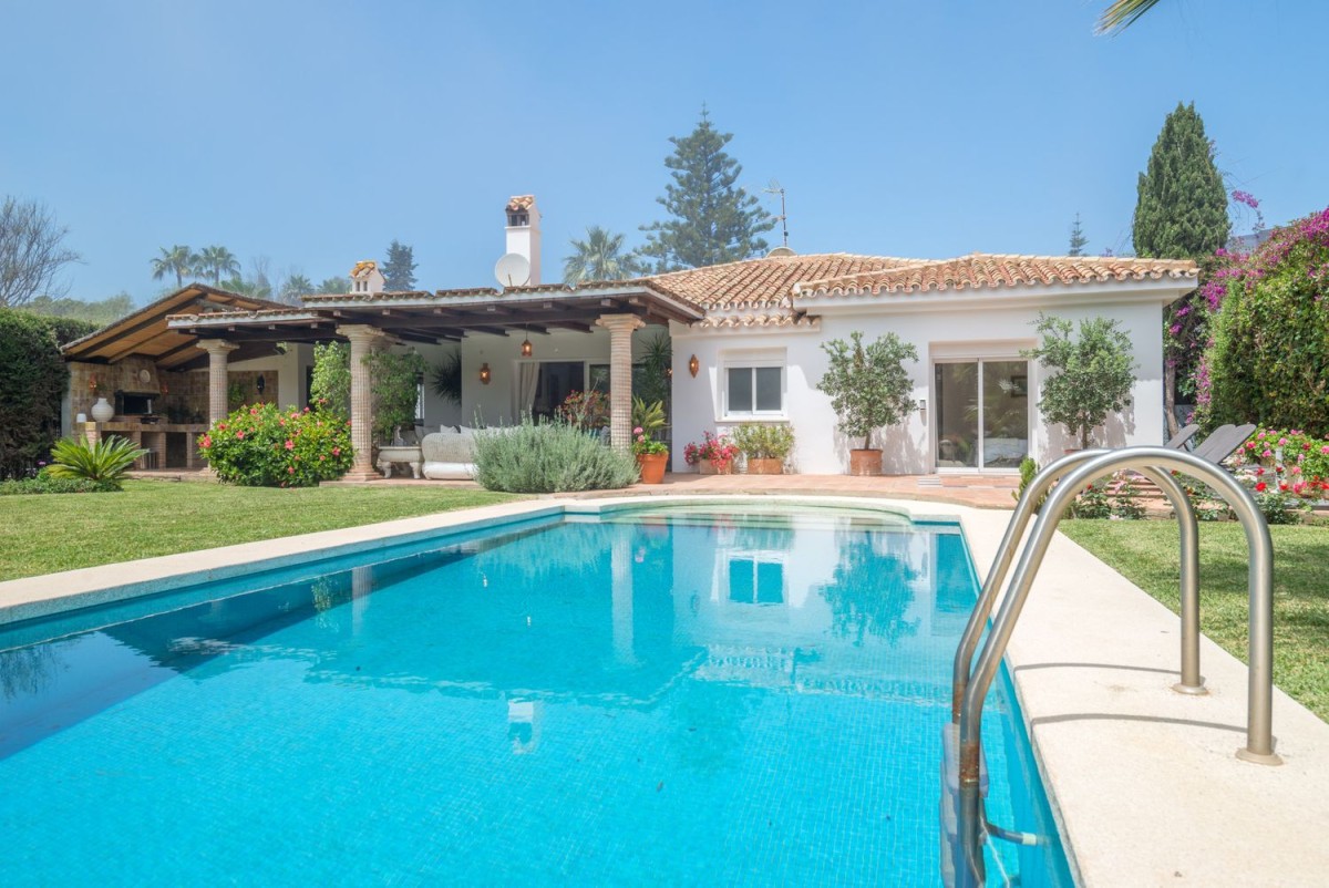 Die Villa verfügt über einen großen Garten mit Pool