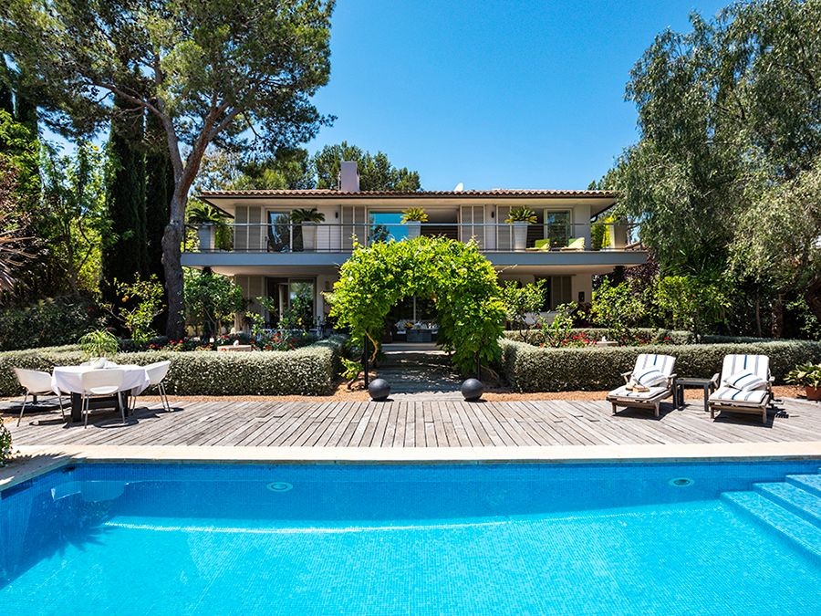 Der Poolbereich bietet viel Platz zum Entspannen