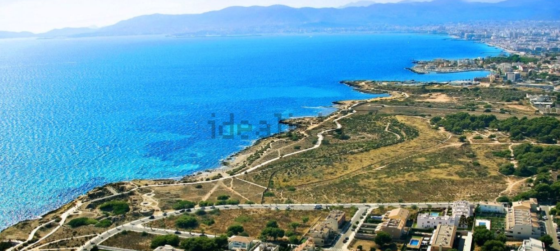 Está a unos 300 metros de la playa
