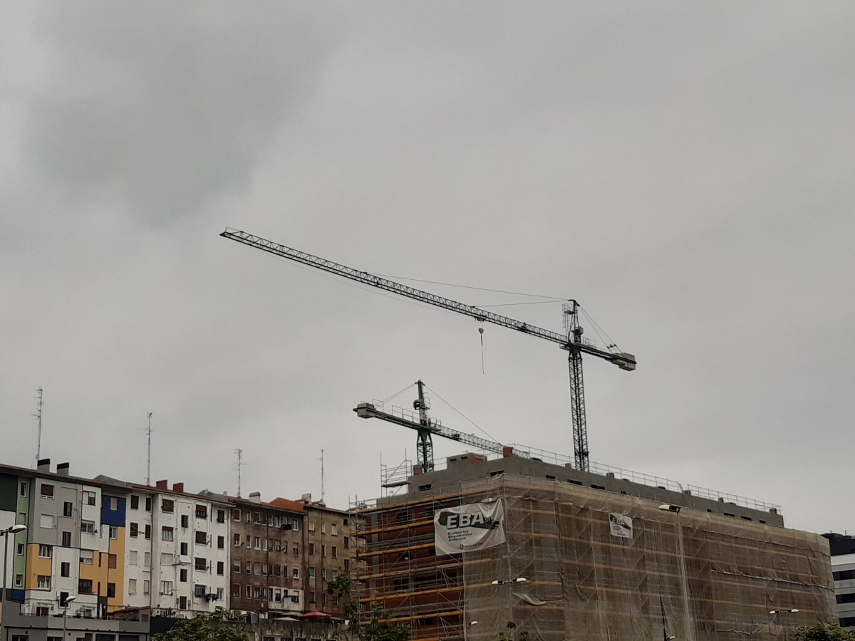 Obras de construcción de un bloque de viviendas.