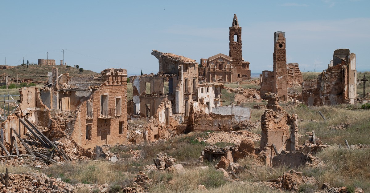 Belchite, uno de los pueblos malditos más famosos de España, como nunca lo habías visto