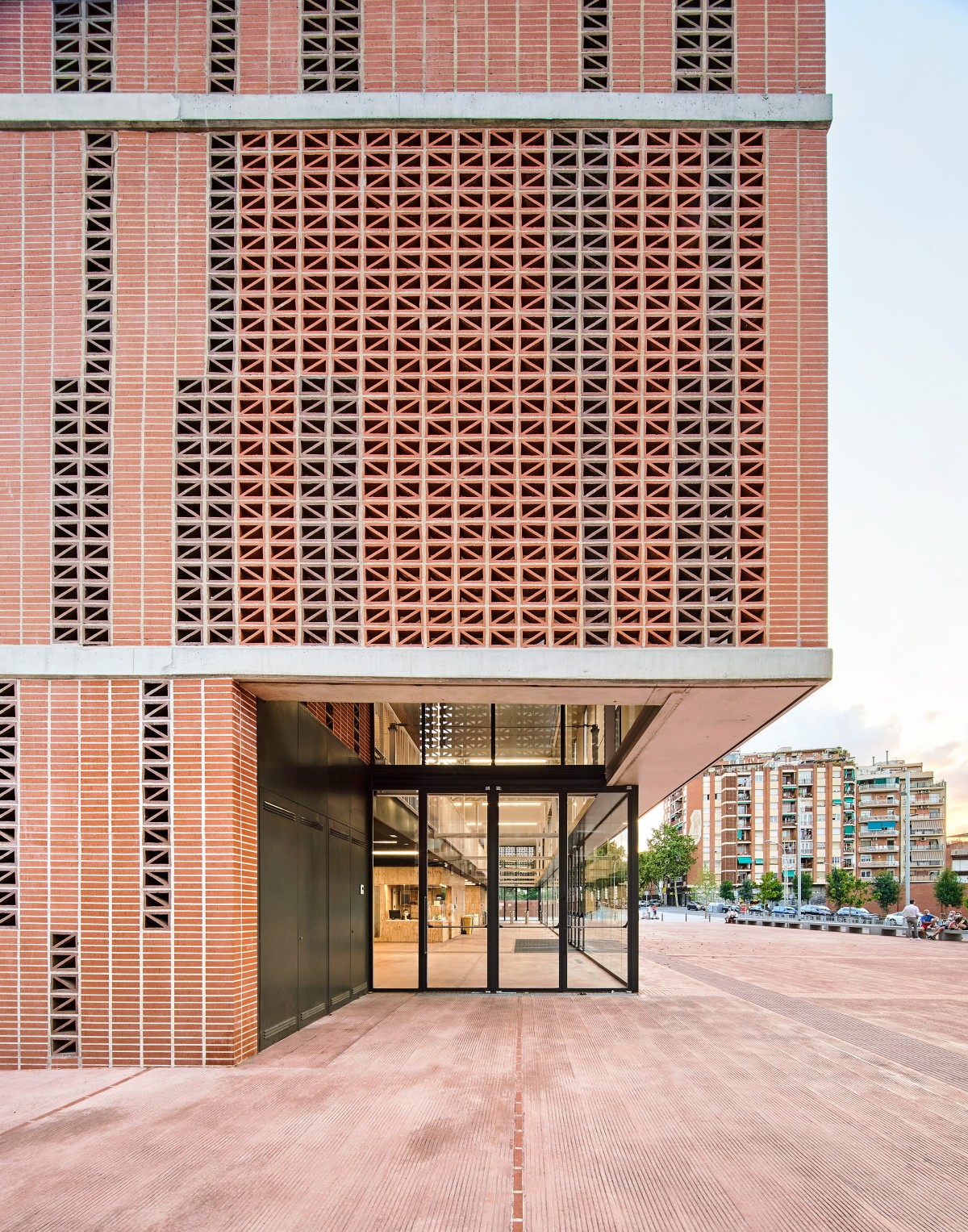 Un recorrido por la arquitectura sostenible de ayer y de hoy a través del ladrillo y la teja