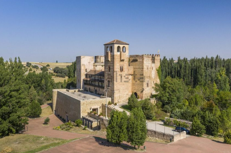 A la venta este espectacular castillo gótico-mudéjar totalmente reformado en Segovia