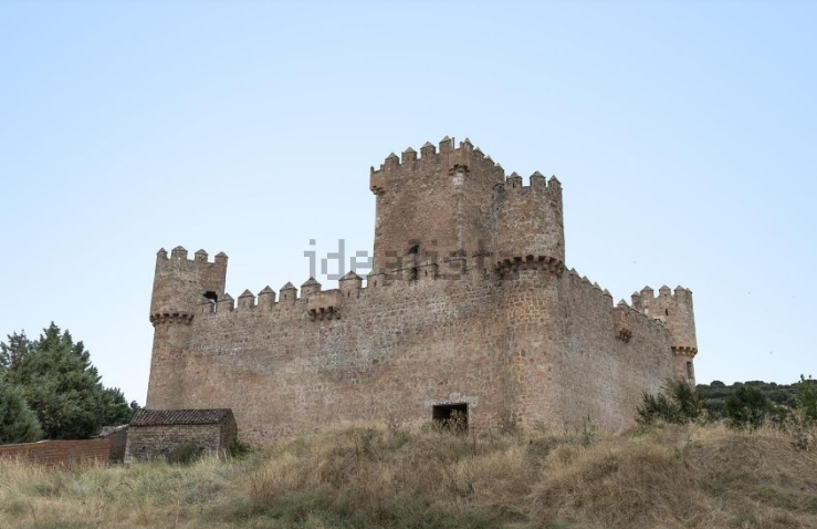 Cuatro almenas guardan la fortaleza