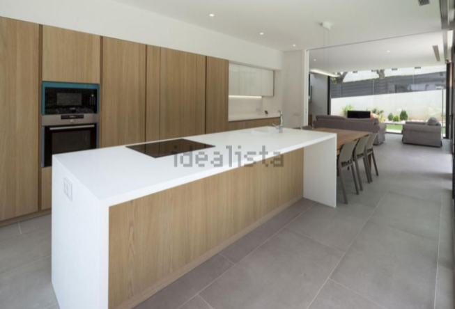 Es abierta y espaciosa, y apuesta por madera y blanco