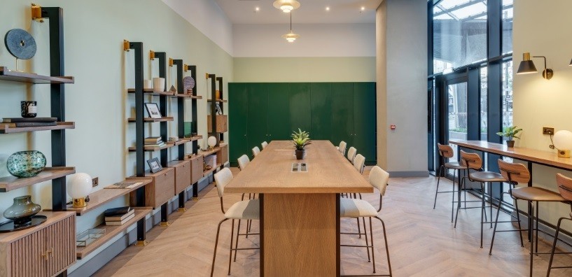 Está al sur de Londres