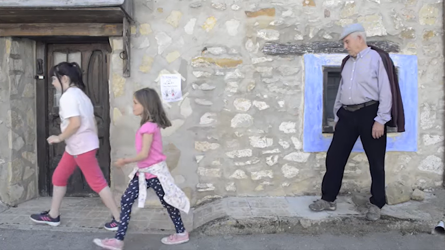 Un pueblo con encanto de Teruel da trabajo y casa a familias con niños para mantener el colegio