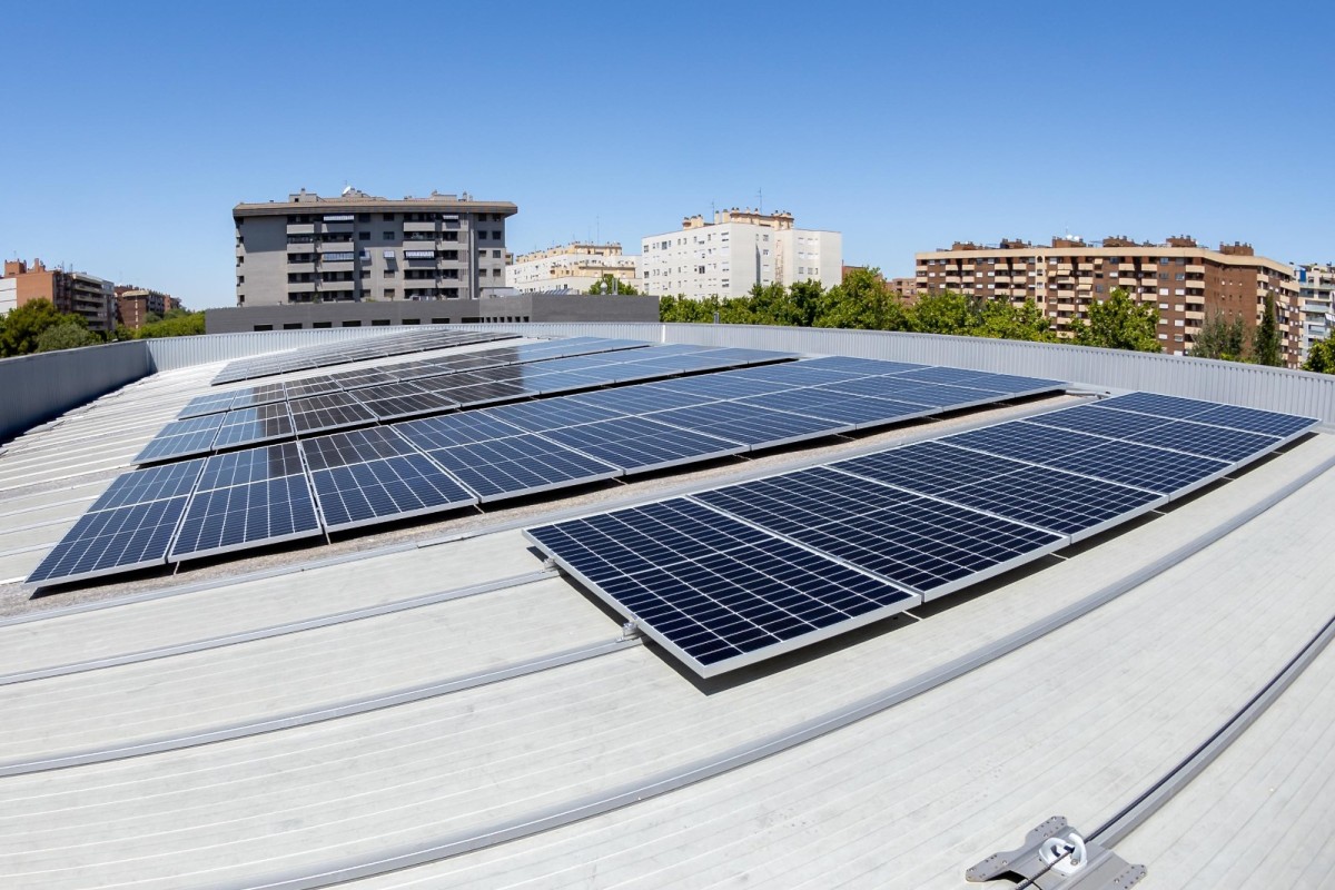 Arranca el montaje del primer barrio solar de España que permite un ahorro del 30% en la factura de la luz