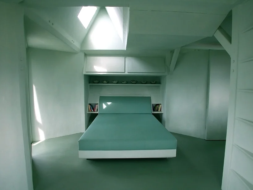 Con luz natural desde el techo