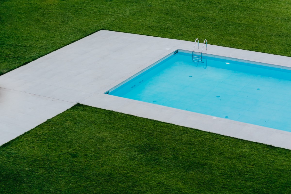 Césped artificial o natural para el jardín: te contamos los pros y contras de cada uno