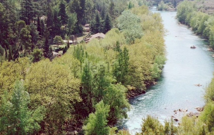 A la venta un bucólico pueblo rural con 7 casas, piscina y tenis en Lleida por 990.000 euros