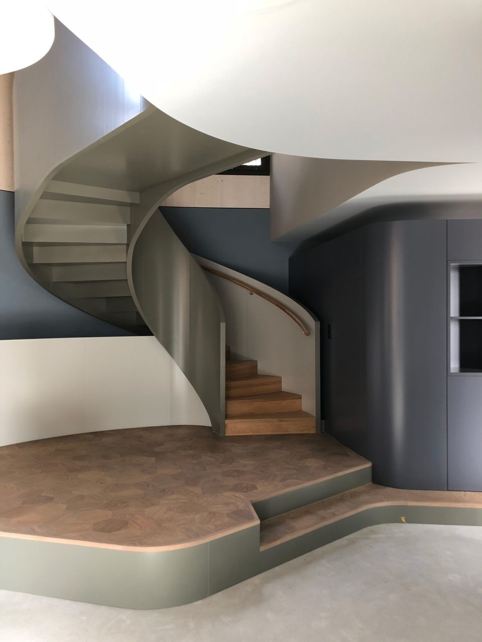 Con una forma sinuosa