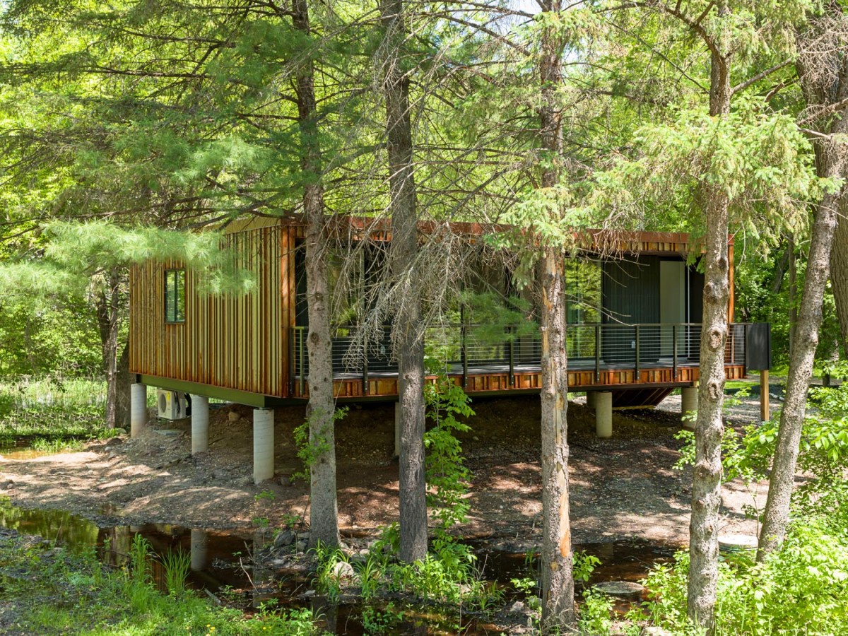 Unos pilares sujetan la casa