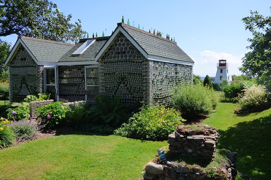 Inspirada en un castillo de Vancouver y hecha con 25.000 botellas