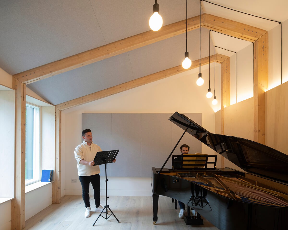 Tiene diferentes salas, para cada actividad