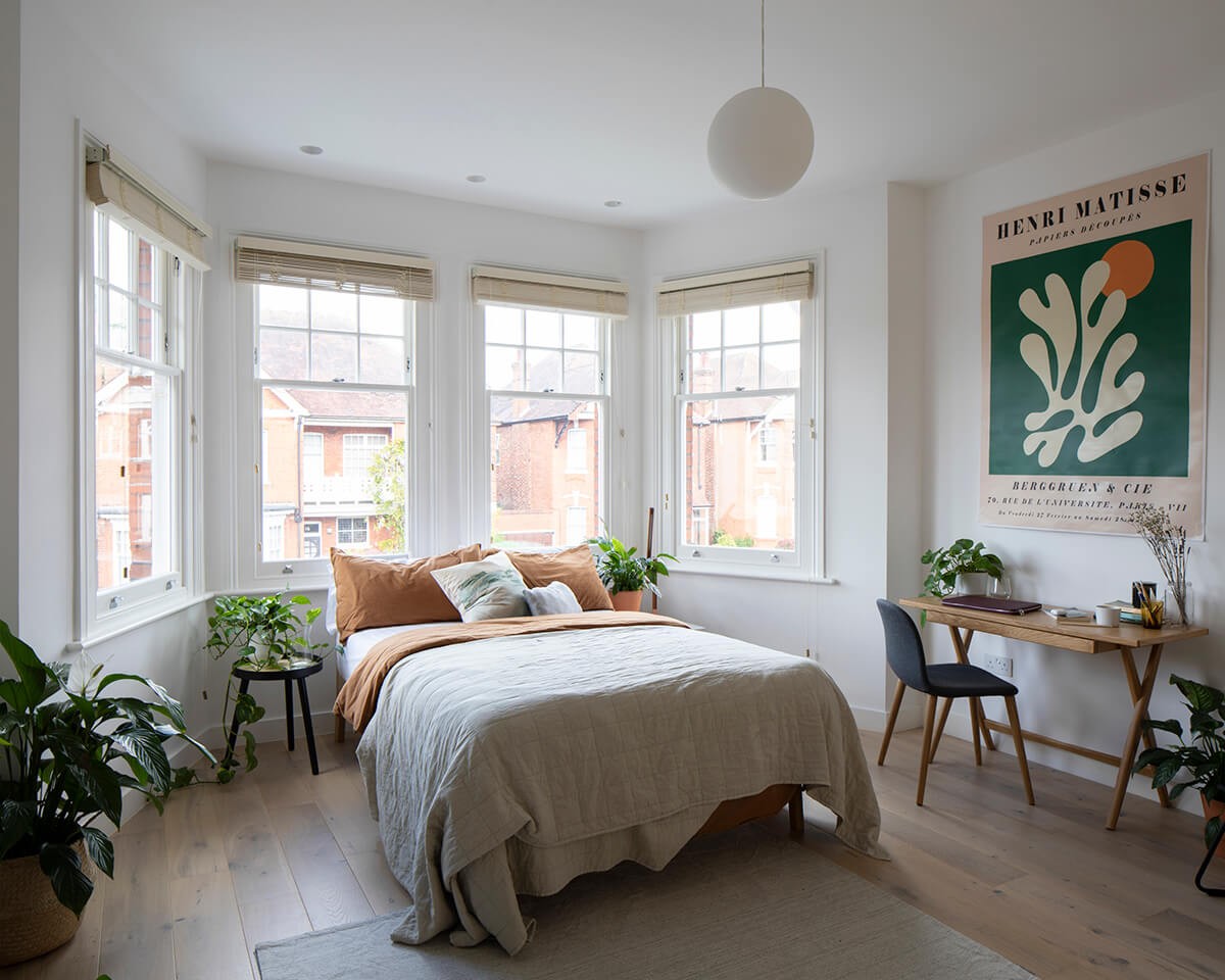 Está al norte de la capital británica