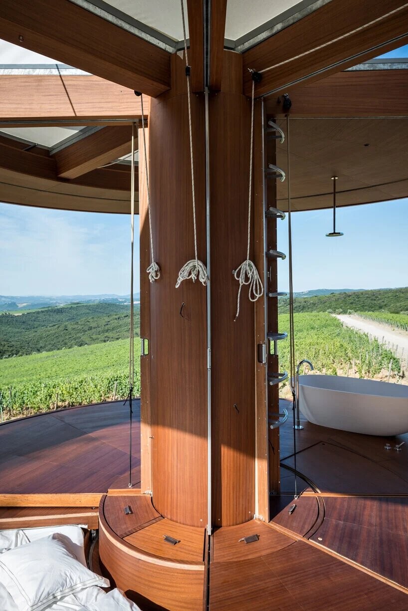 la cabaña incluye telas hechas de plástico reciclado, paneles fotovoltaicos integrados