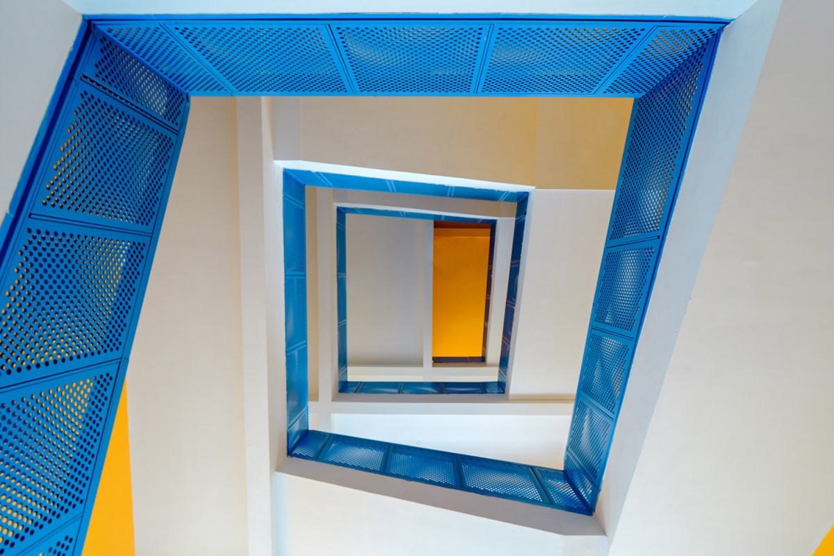 El azul y el amarillo marcan el diseño interior y exterior