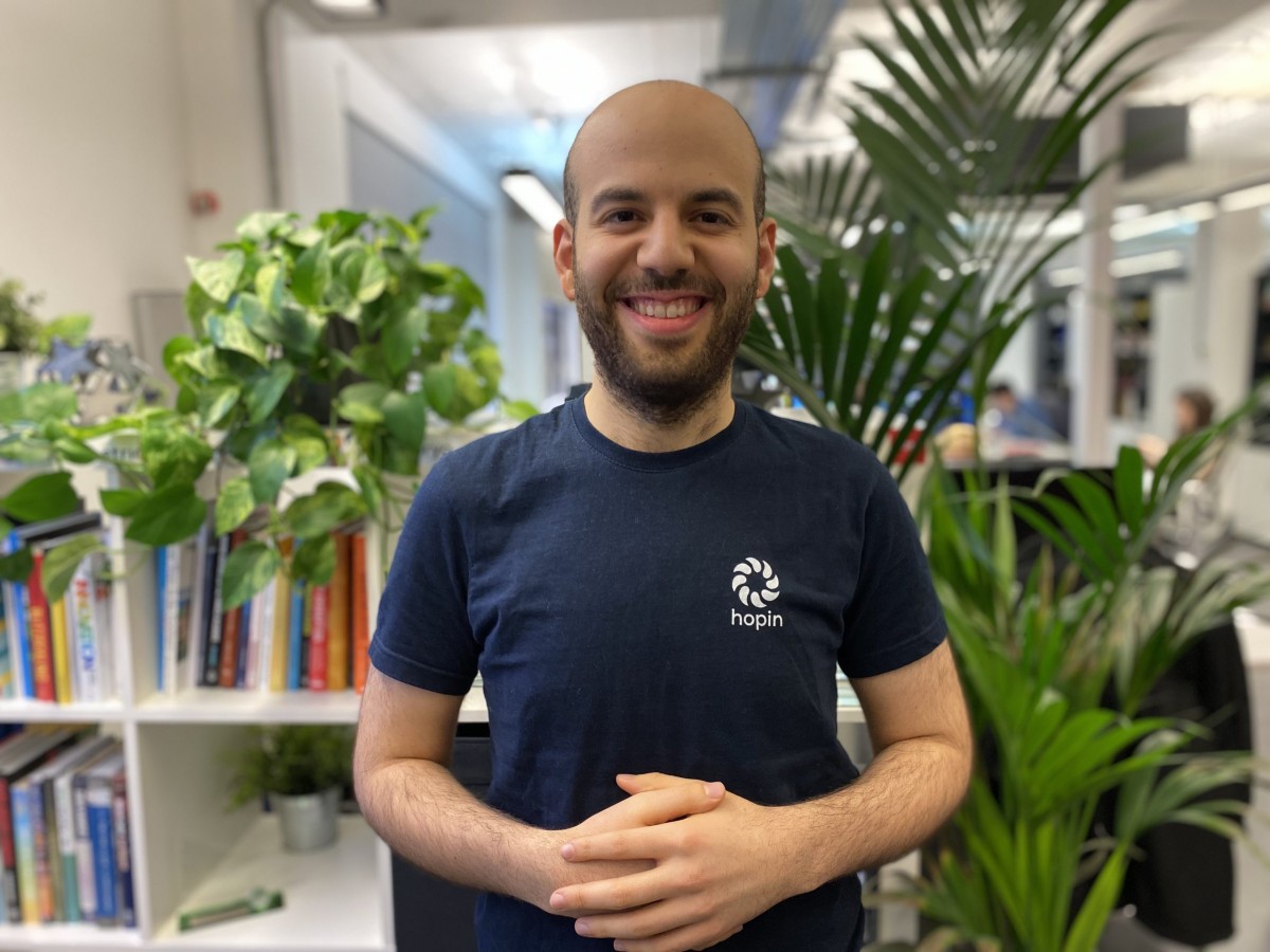 Cómo un joven de 27 años que vive en España está entre los más ricos del mundo tras una reacción alérgica 