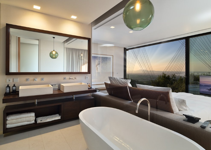 La propiedad tiene seis baños y siete habitaciones