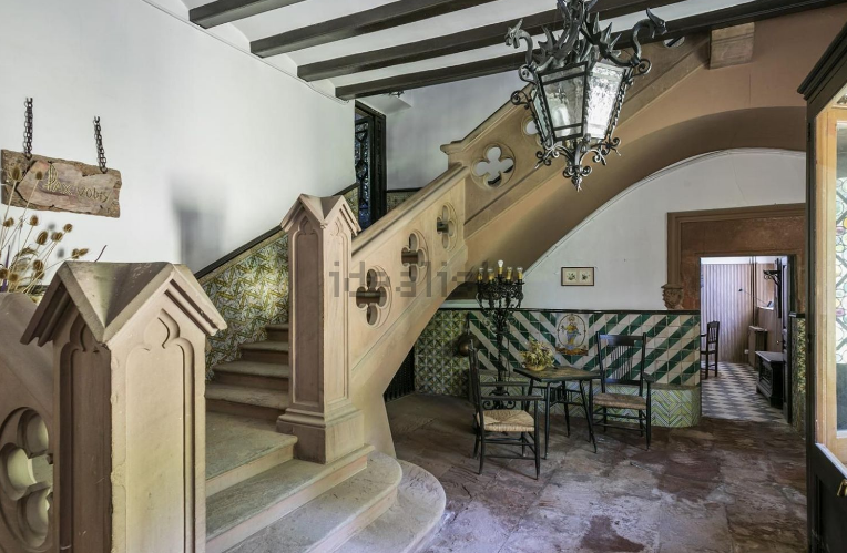 Con detalles arquitectónicos