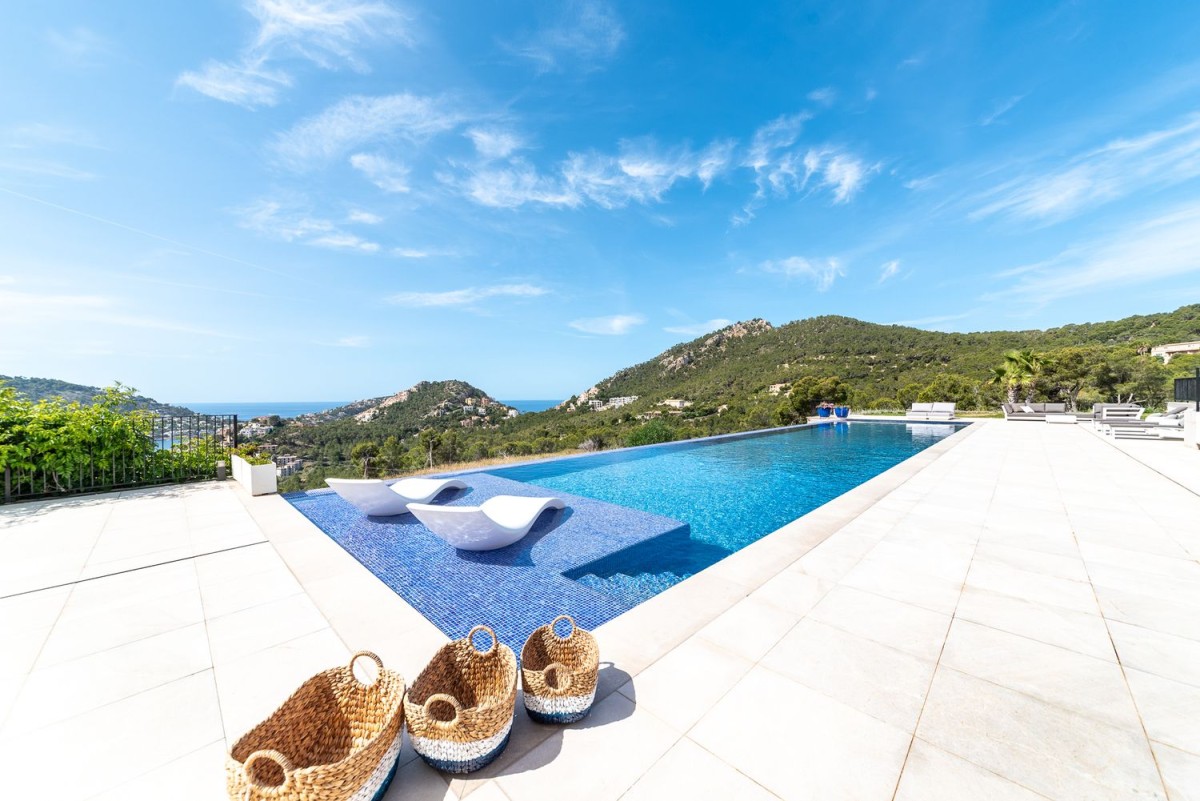Piscina e vista para o mar