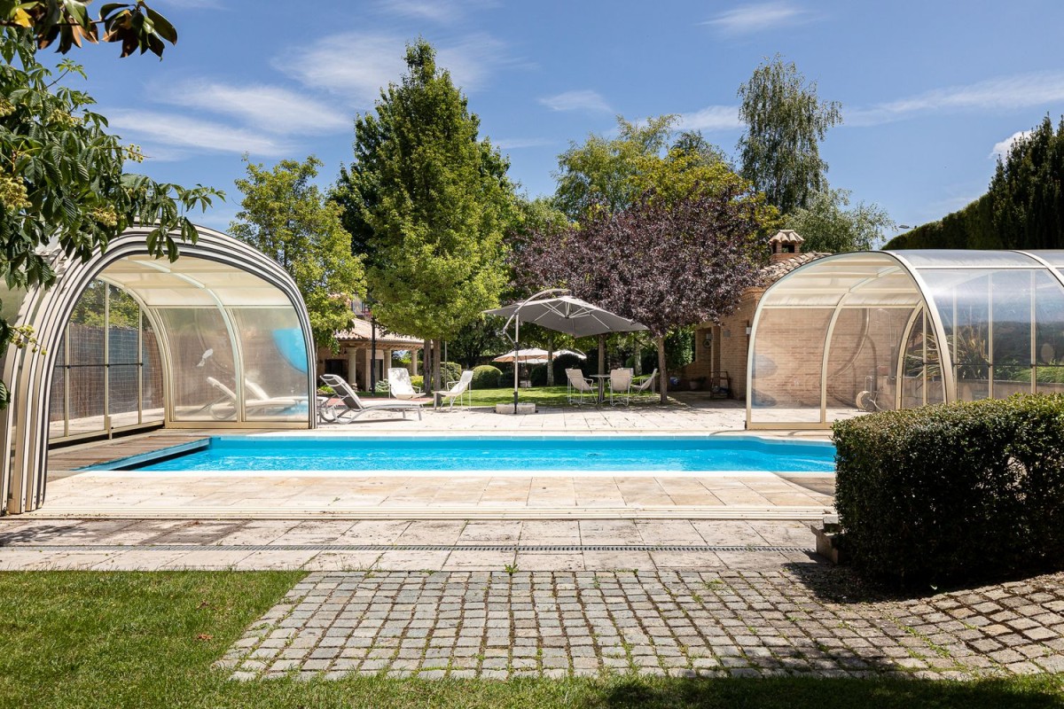A grande piscina e jardim