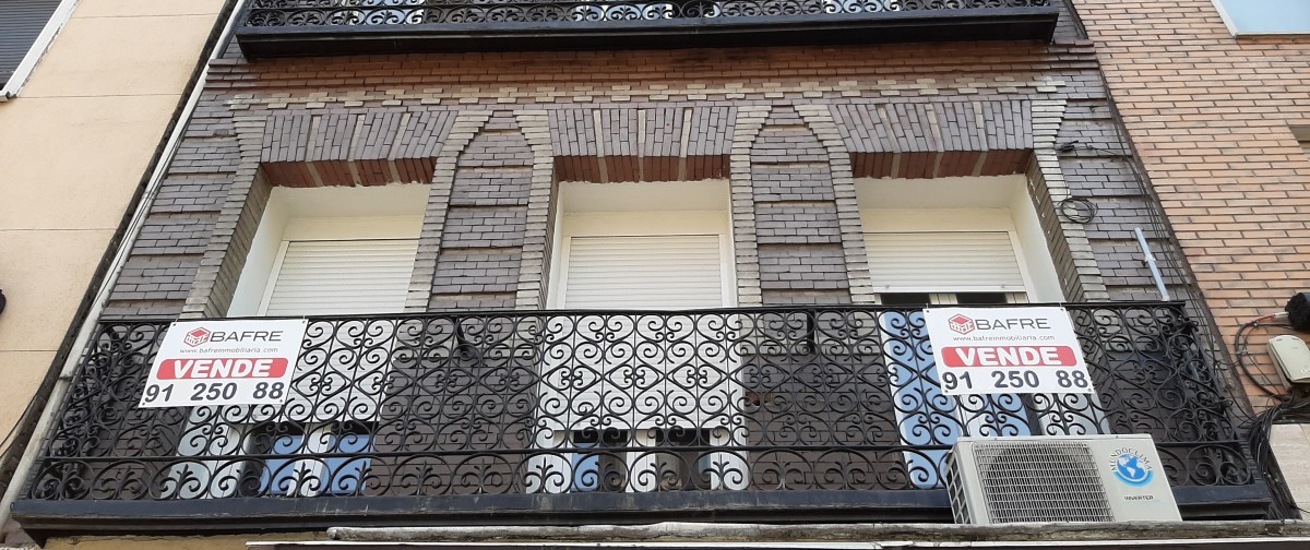 Archivo - Cartel de 'se vende' en el balcón de un piso de un edificio de Madrid, en una imagen de archivo.