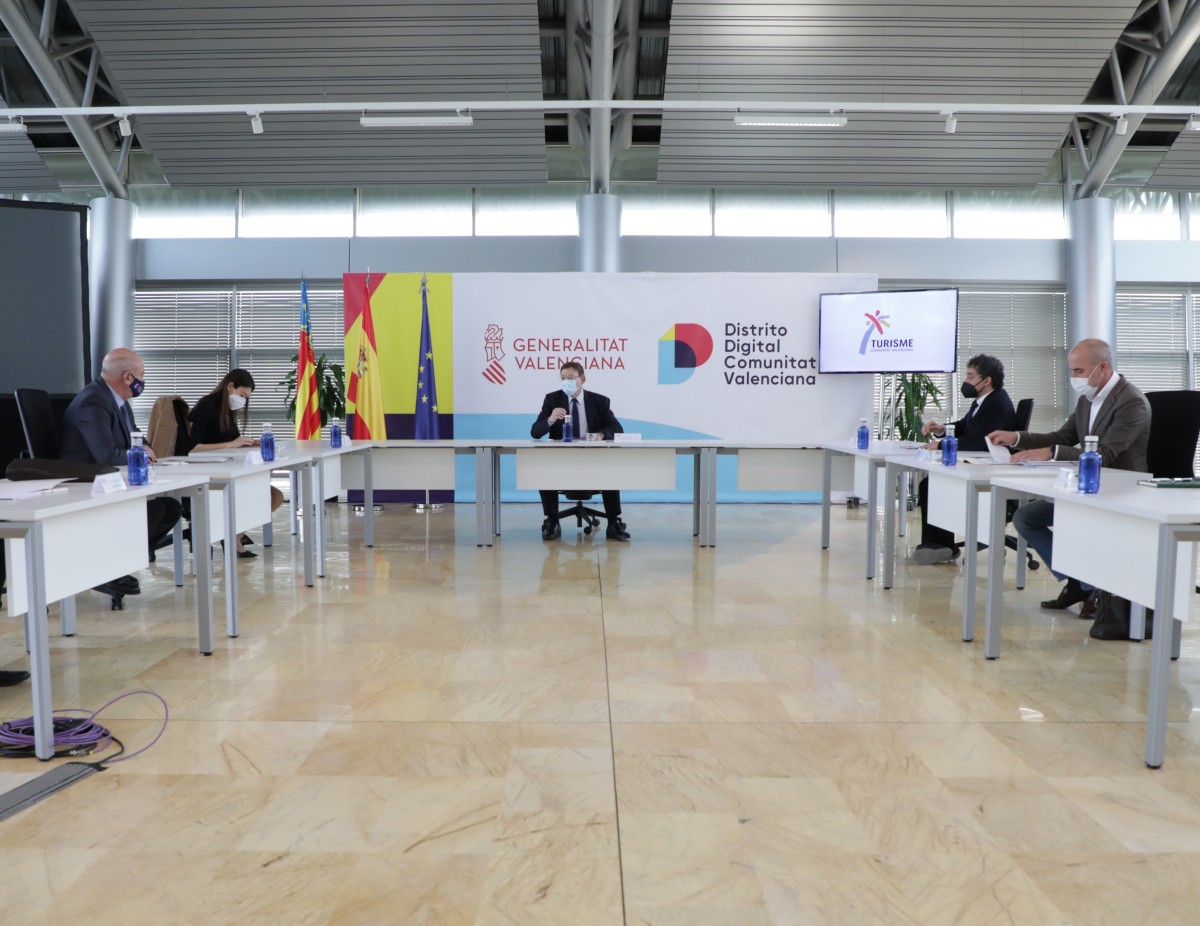 Ximo Puig preside una reunión en Distrito Digital