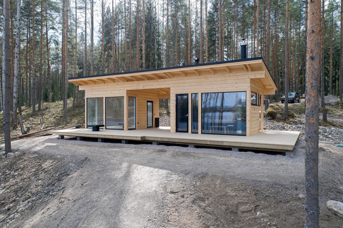 Una casa prefabricada de madera con sauna y vistas a un lago a las afueras de Helsinki 