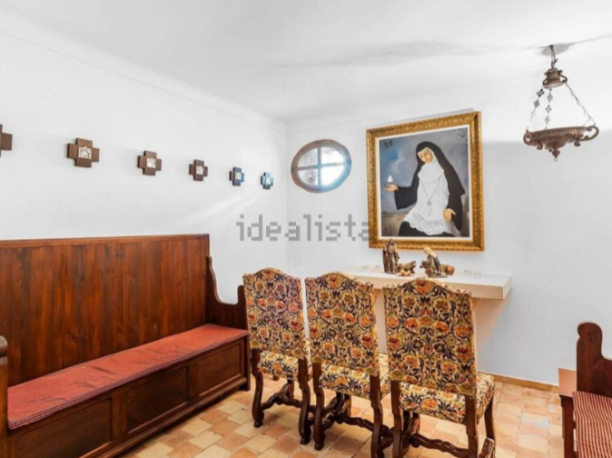 Está dentro de la casa