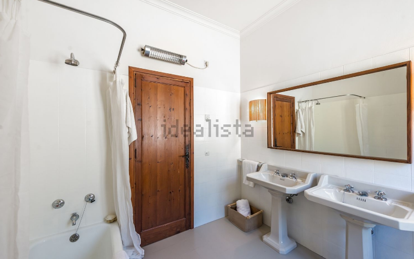 Incluye cinco cuartos de baño