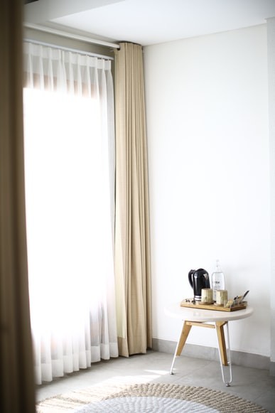 Cortinas dobles para un dormitorio con mucho estilo