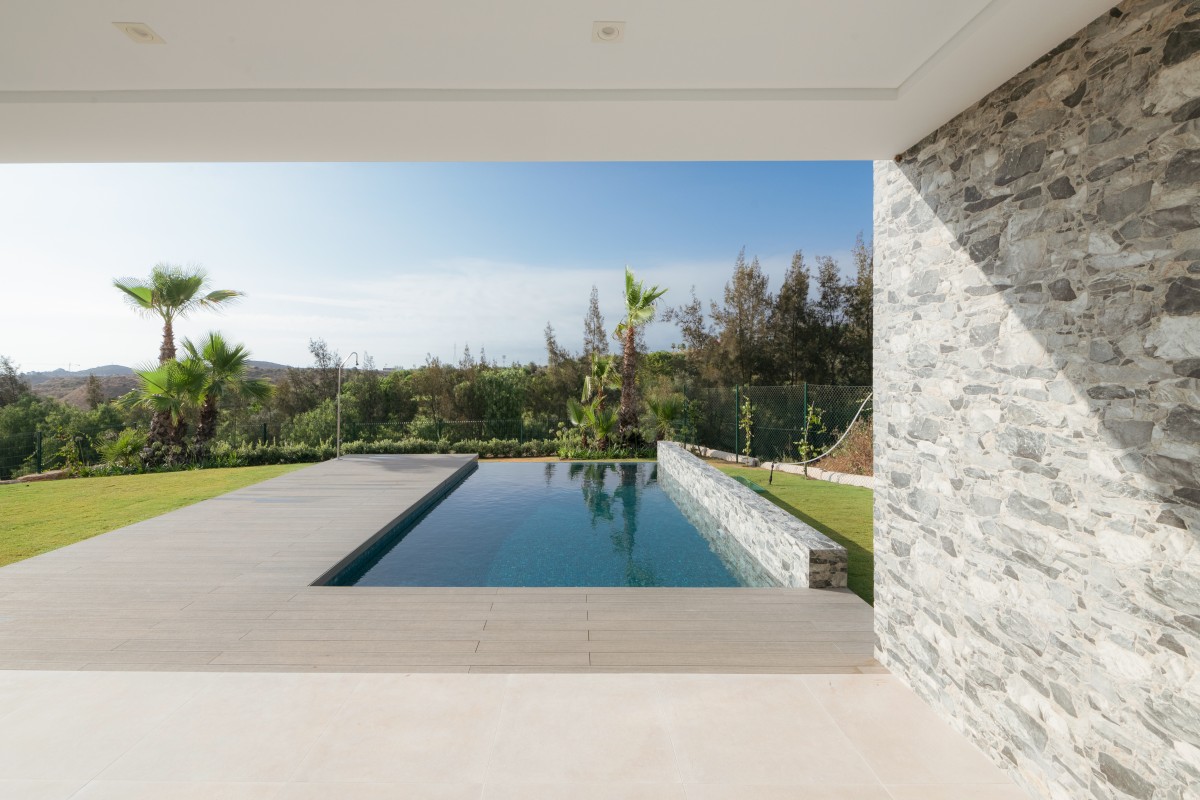 Privada y en el centro del jardín