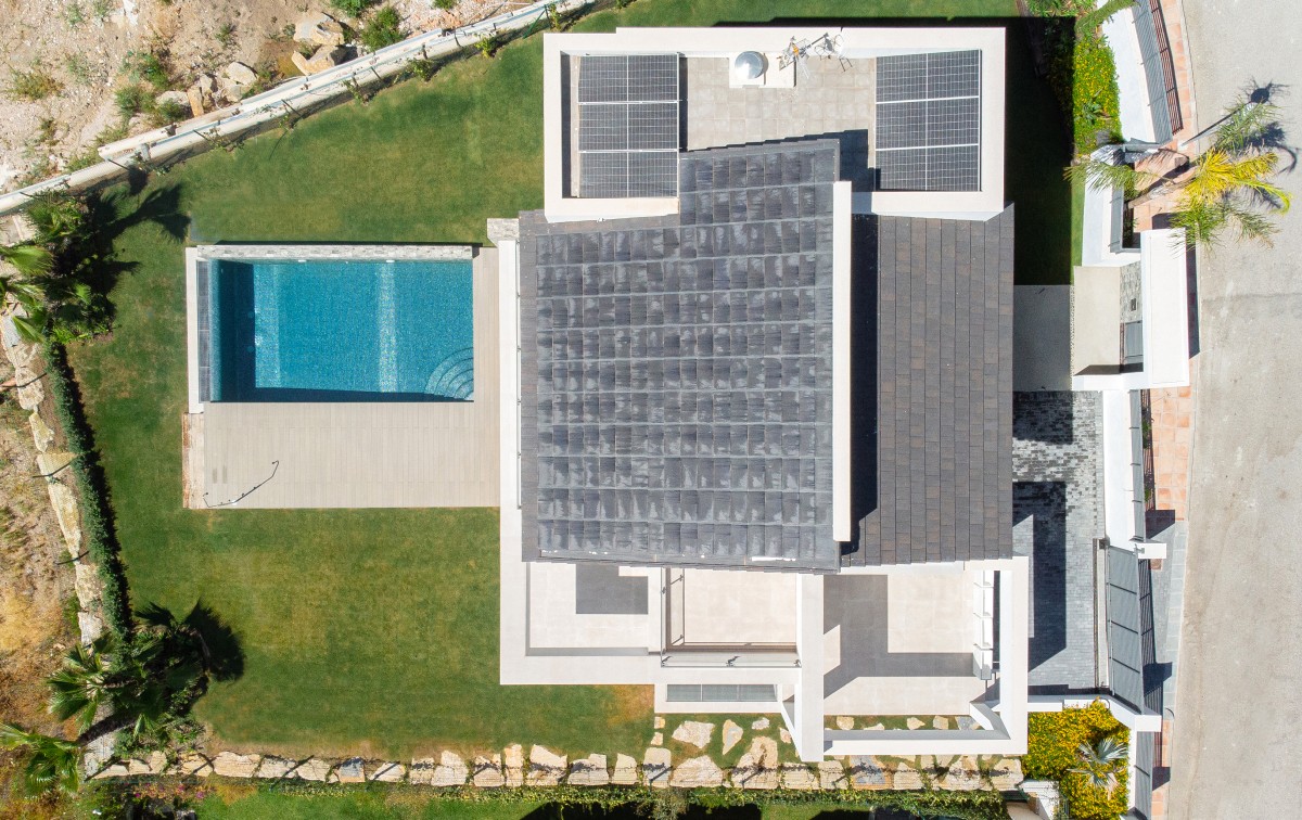 Tiene paneles solares en el tejado