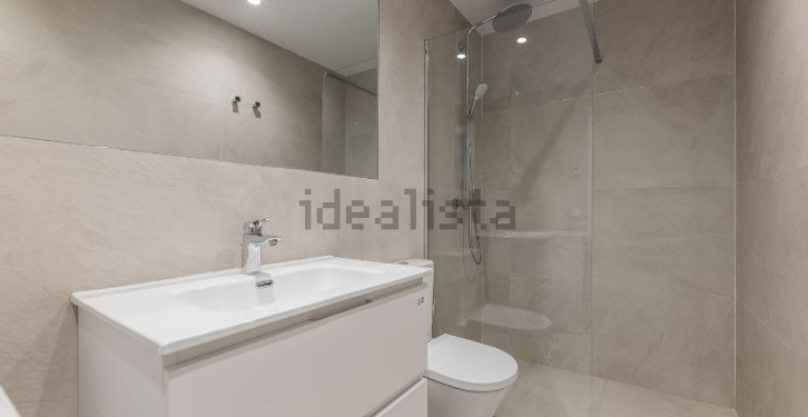 Con ducha y un mueble amplio