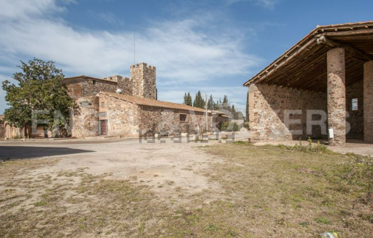 En venta un castillo fortificado del S.XII con campos de golf cerca de Barcelona por 5 millones